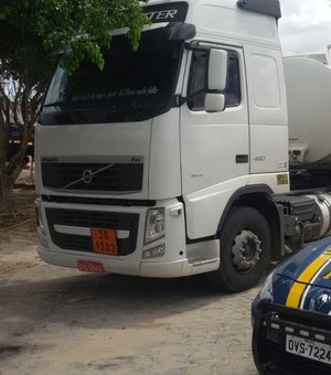PRF recupera na BR-101 caminhão tanque roubado na Bahia