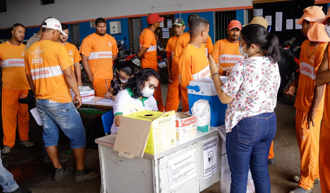 Saúde de Palmeira realiza ação de atualização vacinal para garis do município