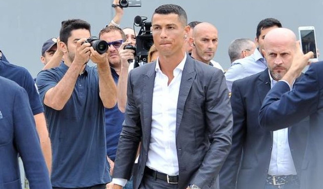 Com muita festa dos fãs, Cristiano Ronaldo faz exames médicos na Juventus