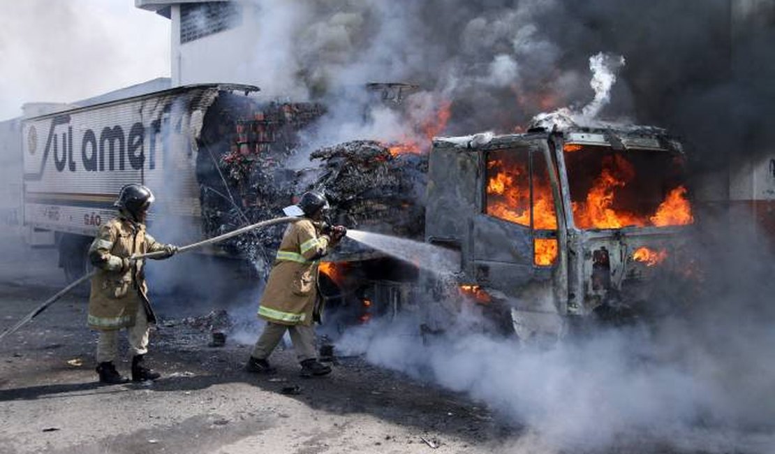 Criminosos incendeiam ao menos 10 veículos e provocam caos no Rio