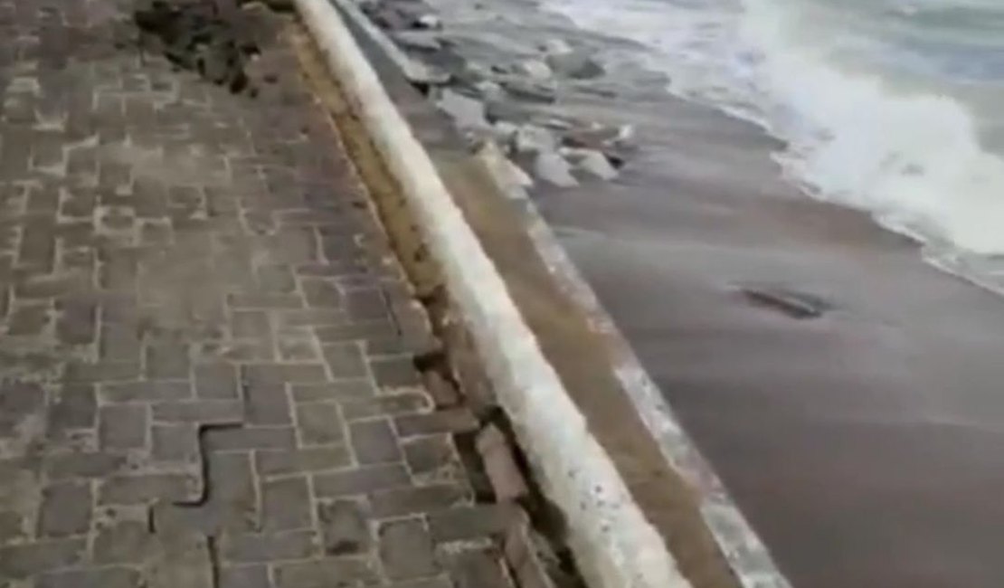 Calçadão da orla de Maceió cede com impacto da maré forte