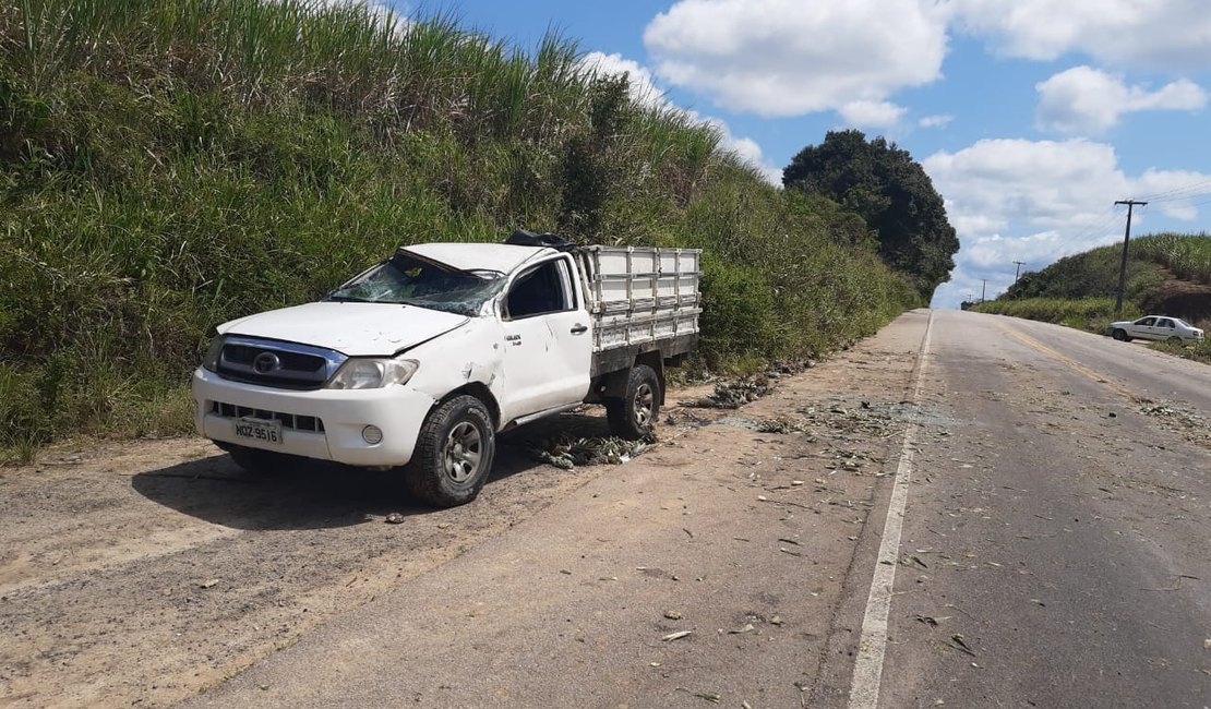 Condutor perde controle e veículo capota em Porto Calvo