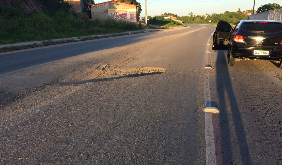 Buraco em via de Arapiraca é causa de acidentes recorrentes