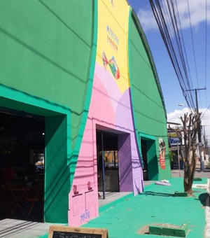 Mercado do Jaraguá ganha nova fachada com pintura de artista local