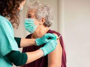 Maiores de 50 anos poderão tomar quarta dose de vacina contra a Covid