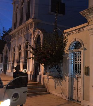 Criminosos invadem ex-casa de arcebispo e mantém adolescentes reféns por 5h