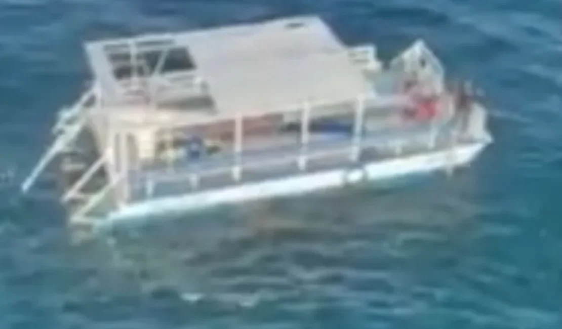 Catamarã de Alagoas é resgatado à deriva no mar de Sergipe