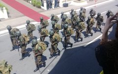 Mais de 1200 militares e civis desfilaram na Avenida da Paz, no Jaraguá