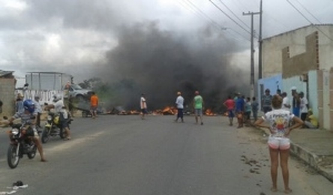 Moradores do Benedito Bentes ateiam fogo em pneus e bloqueiam via para cobrar saneamento básico
