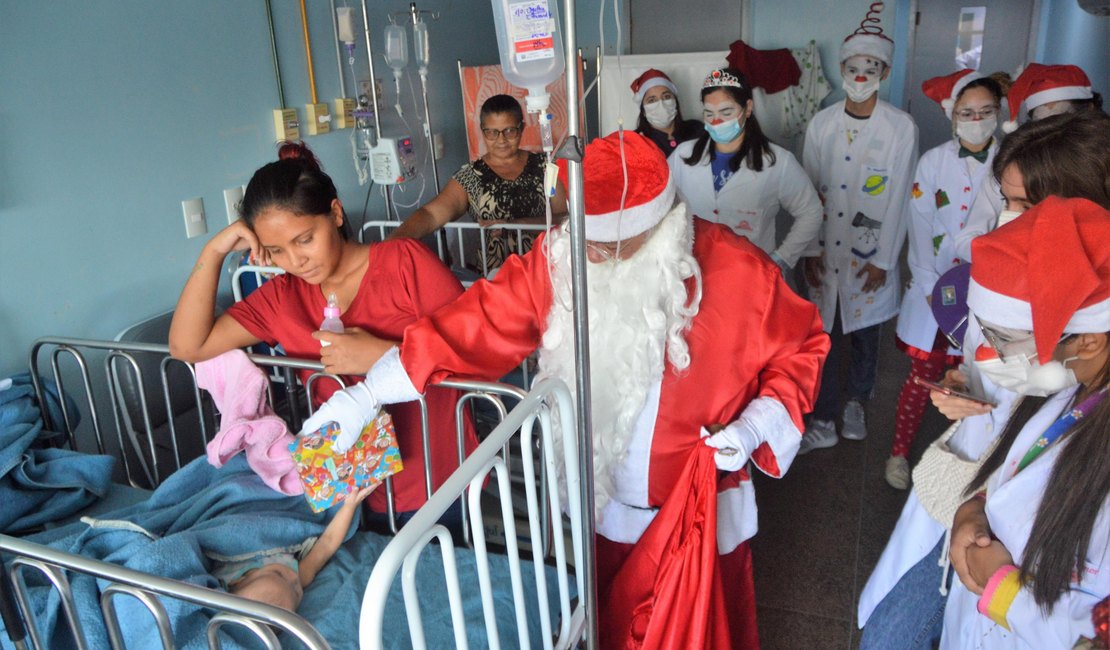 Pediatria do HGE recebe celebração de Natal com lanches e brindes