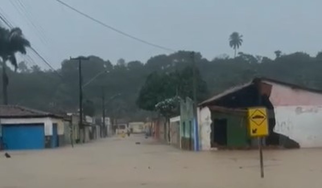 [Vídeos] Em Feliz Deserto rio transborda e inunda a cidade