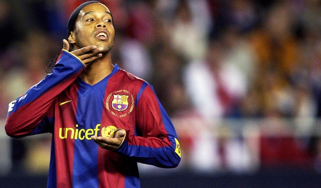 Barcelona pode tirar status de embaixador de Ronaldinho após apoio a Bolsonaro