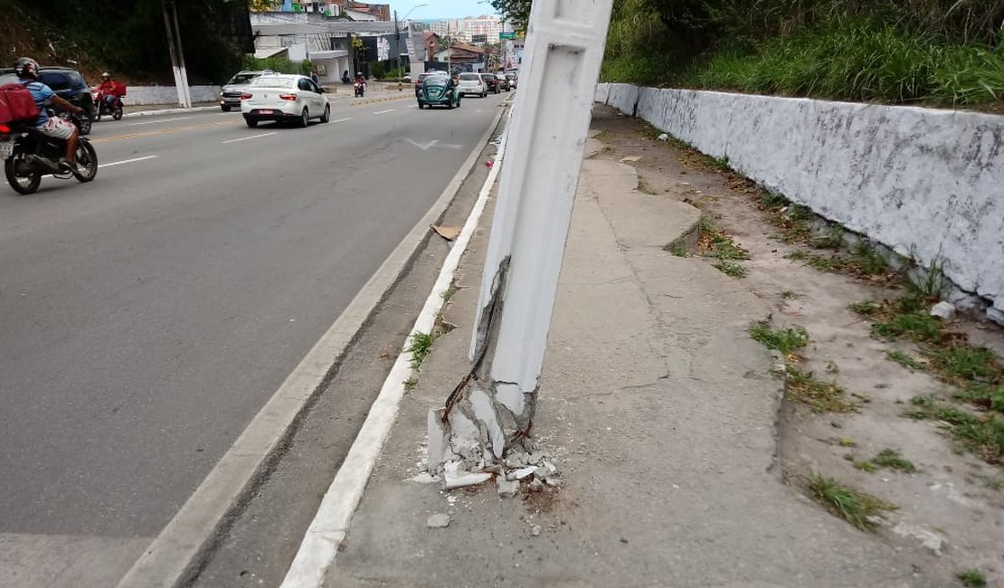 Poste ameaça cair na Avenida Leste-Oeste em Maceió