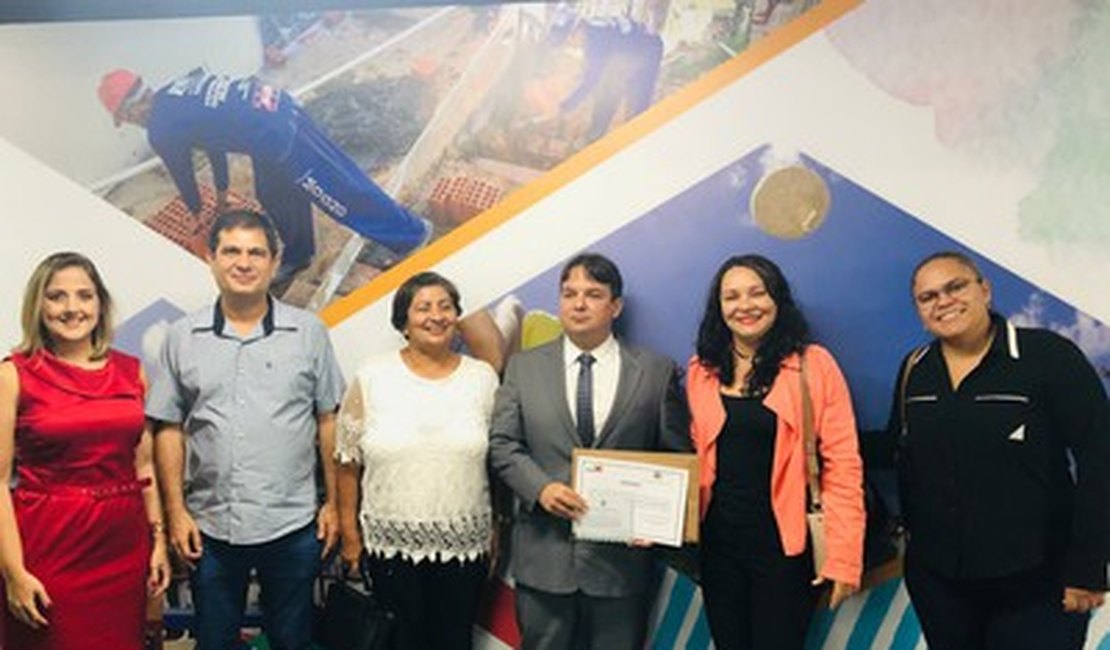 Conseg homenageia superintendente do Instituto de Identificação de Alagoas
