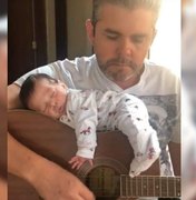Bebê dorme em cima de violão enquanto pai canta e viraliza nas redes sociais