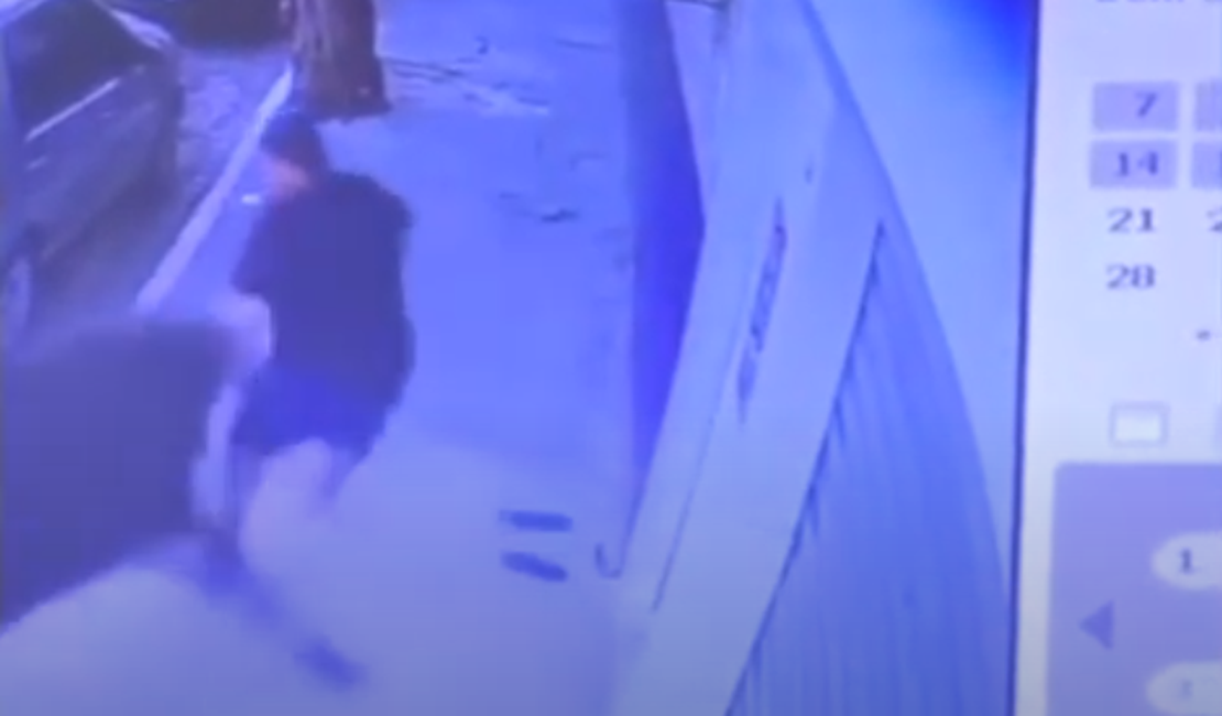[Vídeo] Homem é atropelado por boi solto em cidade do Agreste