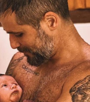 Bruno Gagliasso toma banho com o filho Zyan: 'Conexão'