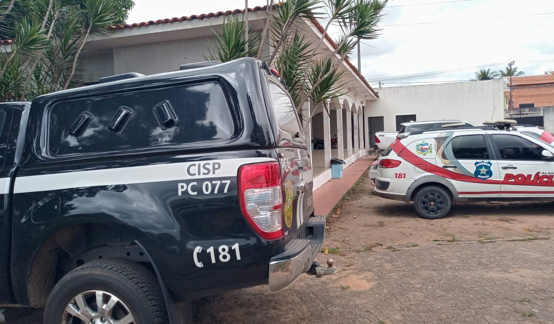 Suspeitos abandonam veículo roubado para fugir da PM, mas são detidos em Arapiraca