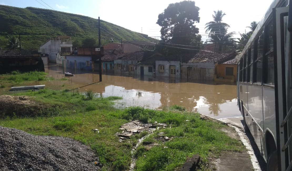 Nova cheia deixa ruas de Jacuípe inundadas
