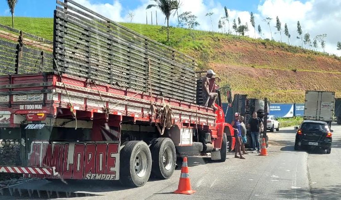 Tombamento de caminhões deixa homem preso às ferragens em Joaquim Gomes