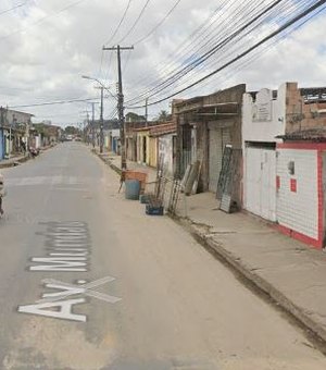 Colisão entre carros deixa mulher com corte no rosto, em Maceió