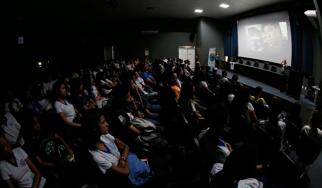 Documentário sobre machismo é exibido para estudantes da rede pública