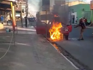 Carro pega fogo em rua na Baixa Grande