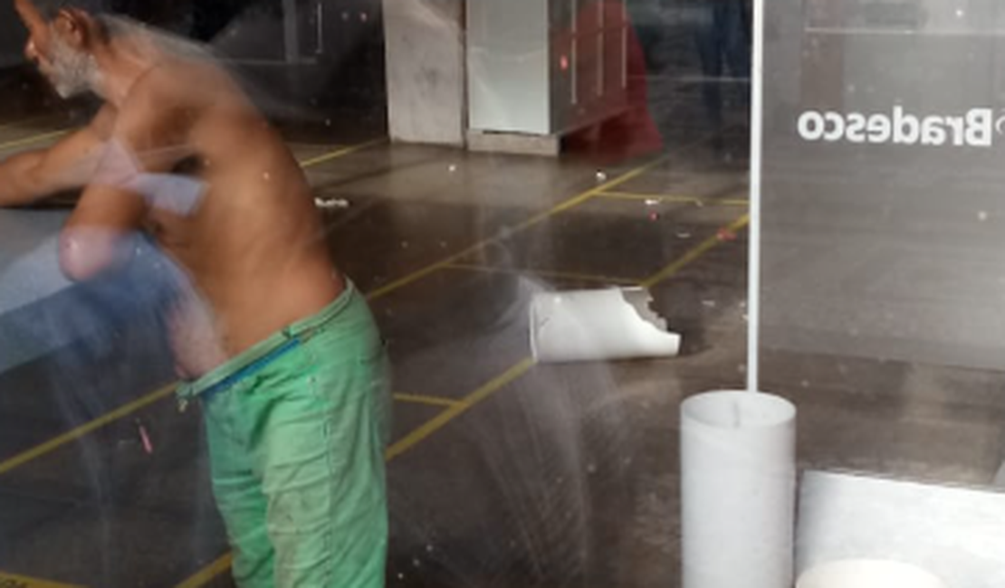 [Vídeo] Homem embriagado fica trancado em agência do Bradesco de Arapiraca