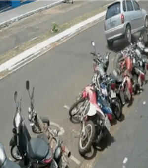 [Vídeo] Carro desgovernado derruba várias motos estacionadas no interior de SP