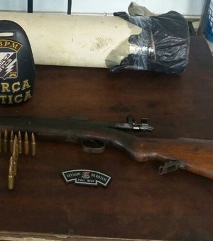 Polícia encontra fuzil e munições enterrados em quintal de casa em Arapiraca