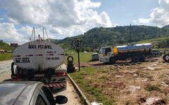 Carros-pipa estão sendo utilizados para abastecer a população de Novo Lino