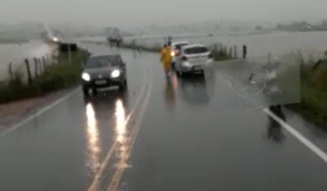 [Vídeo ] Passagem de veículos está impossibilitada em Igreja Nova devido as fortes chuvas