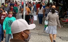 Pessoas usam máscara, mas provocam aglomerações no Centro de Arapiraca