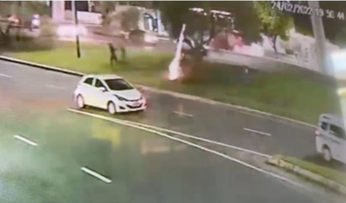 VÍDEO: câmeras de segurança mostram momento do ataque ao ônibus do Bahia