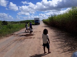 Moradores fazem operação tapa-buracos na rodovia que liga Porto Calvo e Jacuípe
