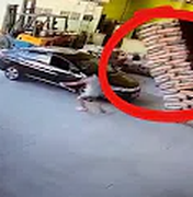 [Vídeo] Sacos de cimentos caem em cima de veículo; motorista estava dentro do carro