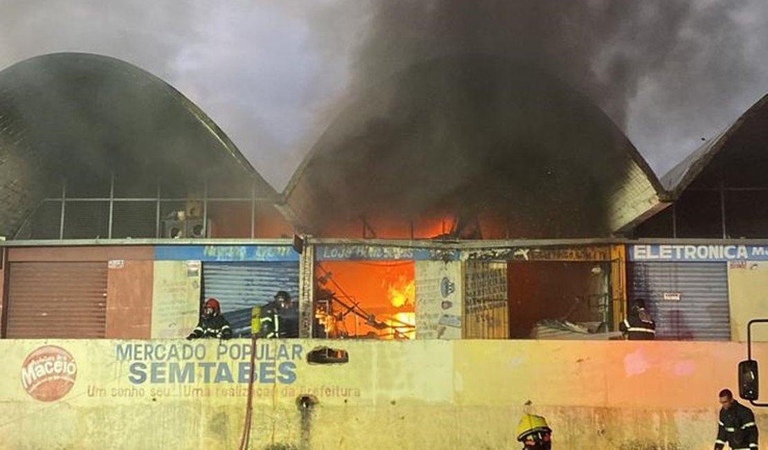 Incêndio atinge e destrói lojas nas proximidades do Mercado da Produção