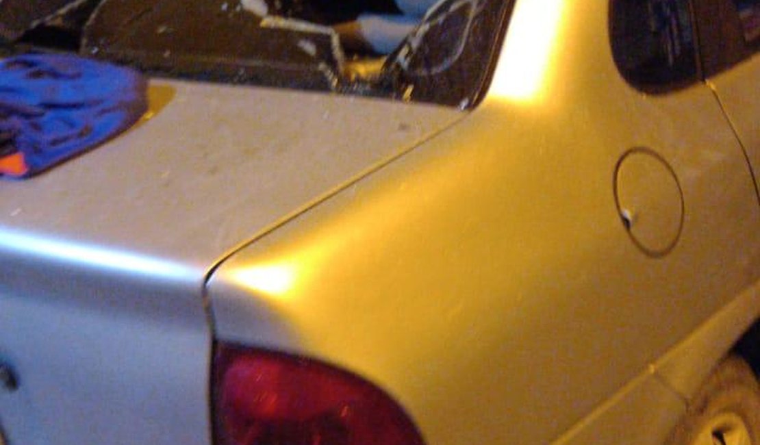 [Vídeo] Supostos integrantes de torcida organizada atacam carros na Levada