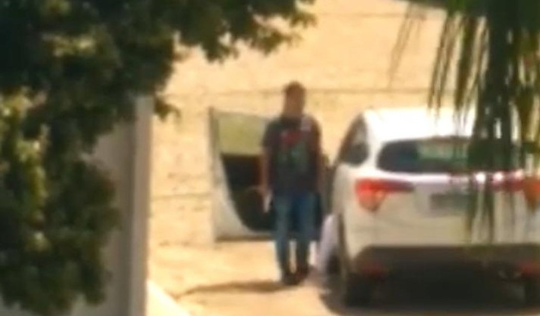 PM é preso após sequestrar e balear namorada em estacionamento de universidade de Valença, RJ