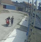 [Vídeo] Importunação Sexual: Motociclista dá tapa na bunda de jovem que caminhava em Arapiraca