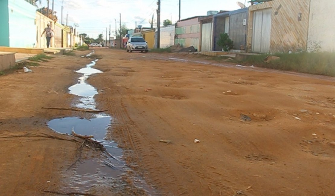 Moradores reclamam de 'buraqueira' e 'lamaçal' em ruas no bairro Santa Esmeralda