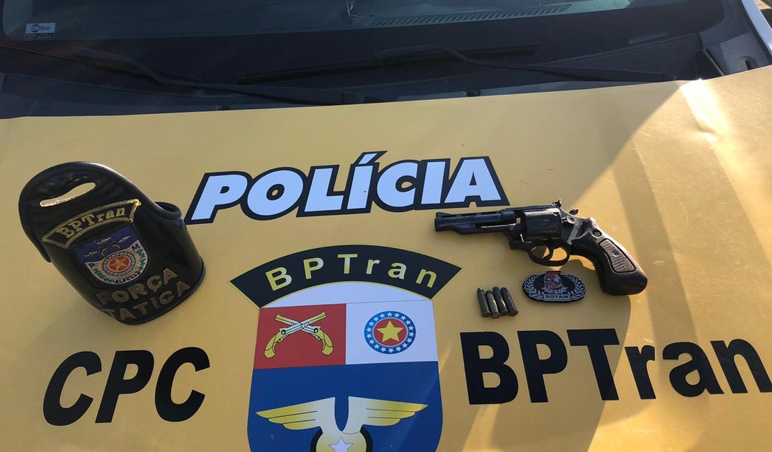 Após denúncia anônima, polícia apreende arma de fogo no Pinheiro
