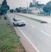 Homem gira no ar após ser atingido por carro, cai e sobrevive