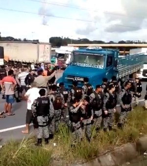 [Vídeo] Polícia negocia liberação da BR-101 com manifestantes 