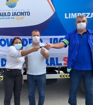 Prefeito de Paulo Jacinto entrega caminhão compactador ao município