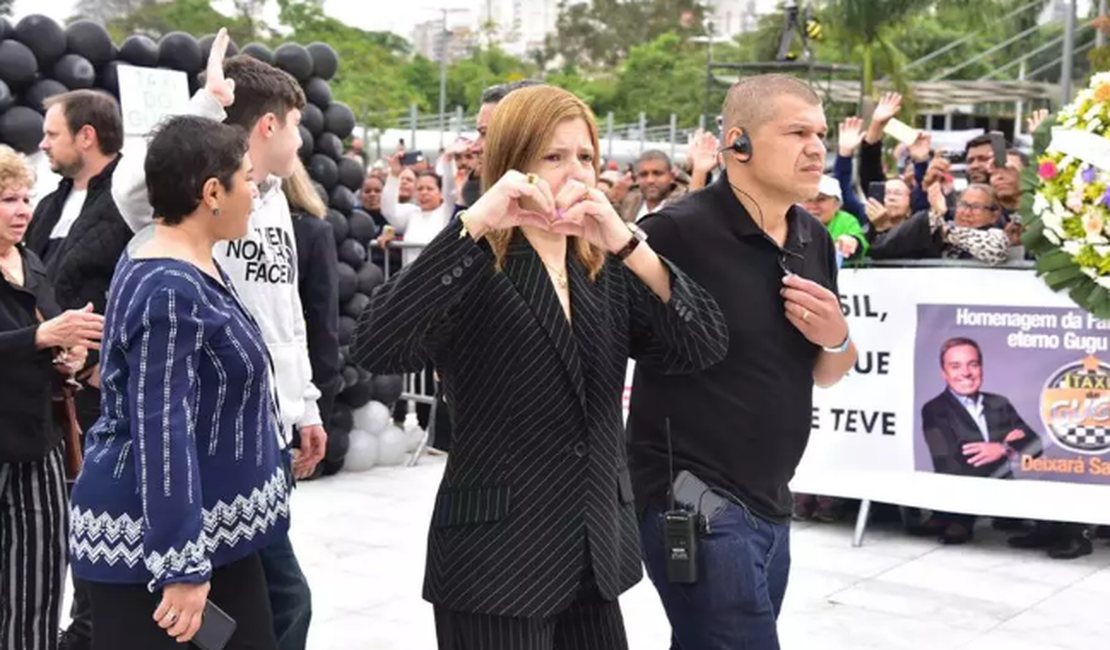 Família de Gugu Liberato é aplaudida e agradece fãs na Alesp