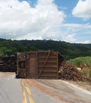 Veículo de carga tomba e interdita BR-104, altura do município de Pilar 