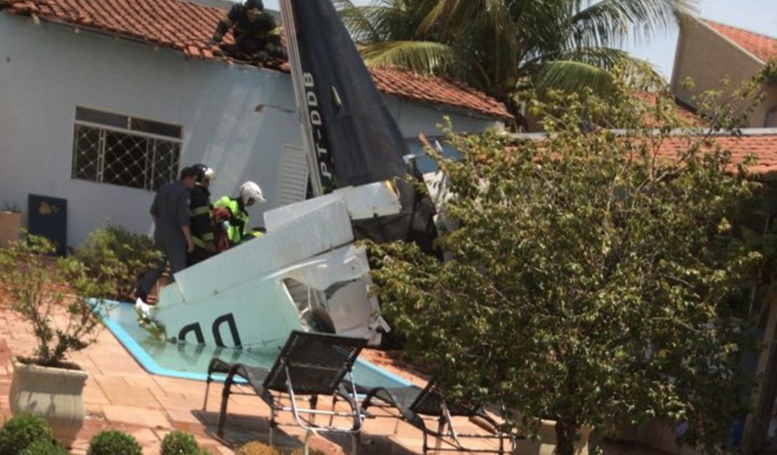 Queda de avião sobre casa deixa três mortos em Rio Preto