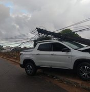 Caminhonete colide em poste de deixa moradores sem energia em Arapiraca