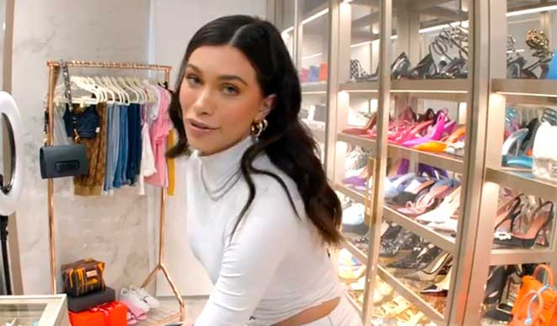Flavia Pavanelli faz tour pelo quarto e por closet luxuoso